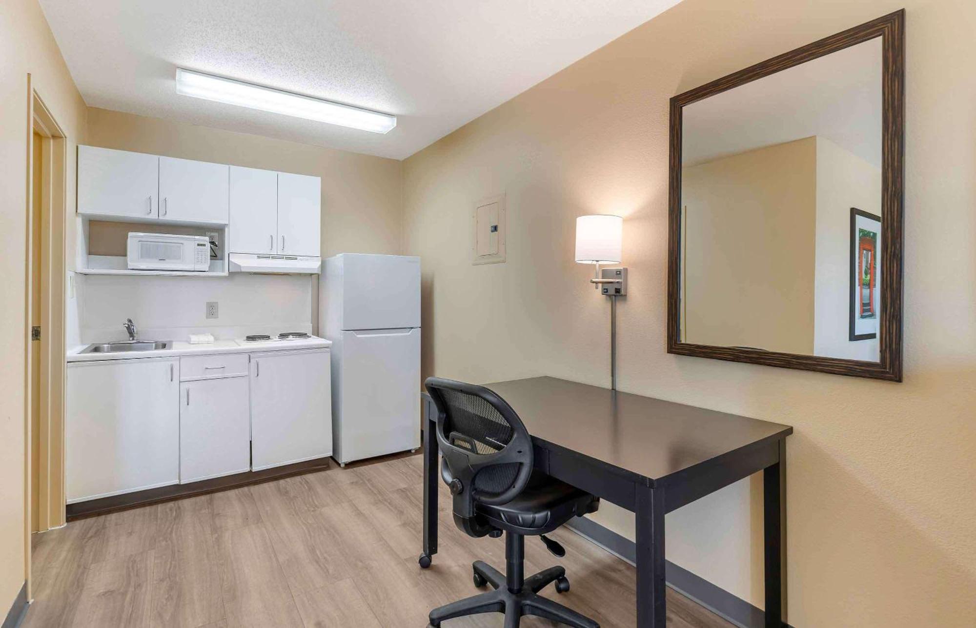 Extended Stay America Suites - St Louis - Westport - E Lackland Rd Maryland Heights Exterior photo